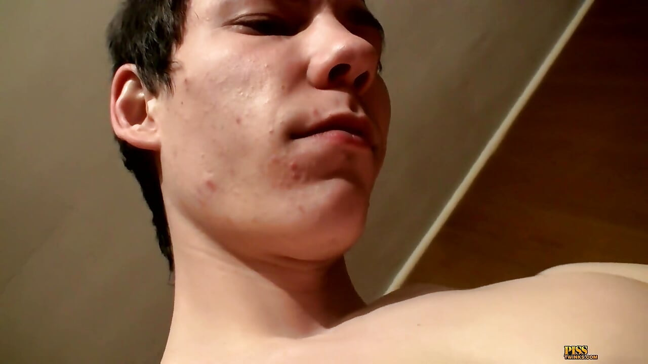 كوبر يملأ جرة بالبول