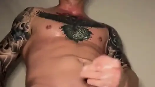 Duşta mastürbasyon yapıyor ve sert boşalıyor