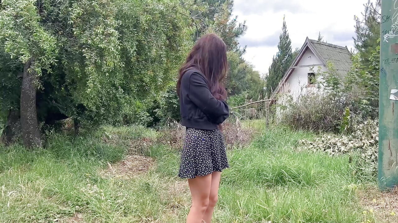 一個謙虛的鄉村女孩向一個無禮的傢伙展示她的奶子並張開屁股