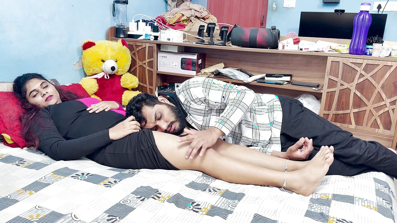 Malayali jefe chica masaje de pies por chico personal