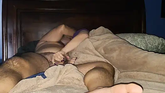 Reife freundin lutscht meinen schwanz, eier und arsch vor dem sex