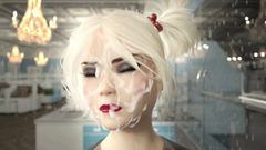 Une fille à bite excitée baise une fille robot sexy - histoire de trans, partie 1