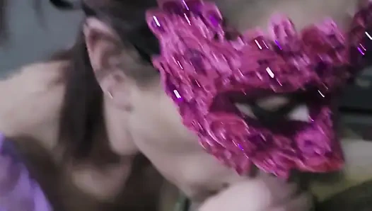Versaute milf in einer rosa maske, blowjob mit schlucken