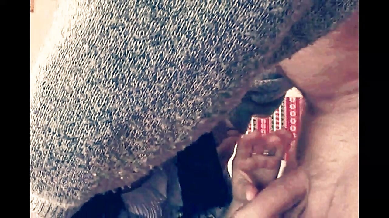 Pár starých mužů šuká s tím, že dostává sperma na kundičku