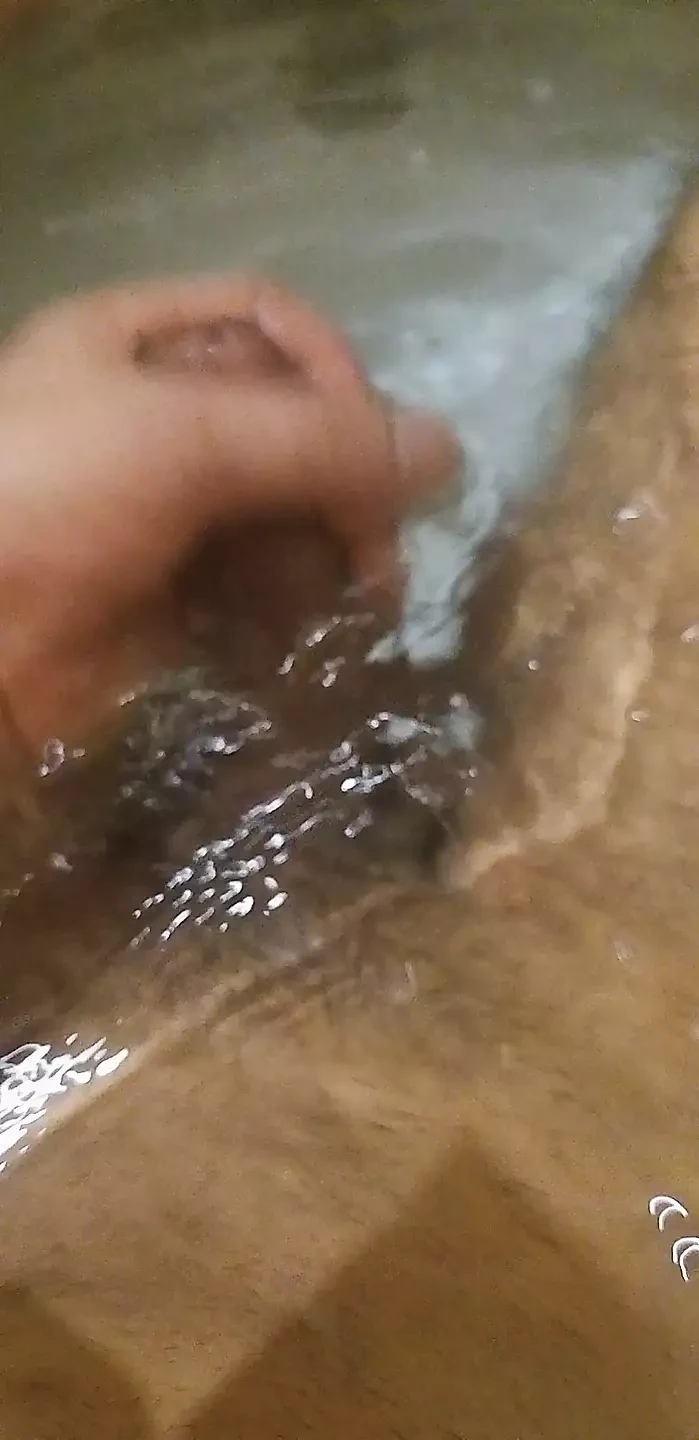 Un indian se joacă cu o pulă mare și fierbinte sub apă