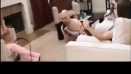 Сапожная рабыня должна очистить черные и розовые сапоги дам!