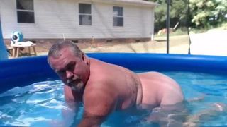 Padrastro desnudo en la piscina