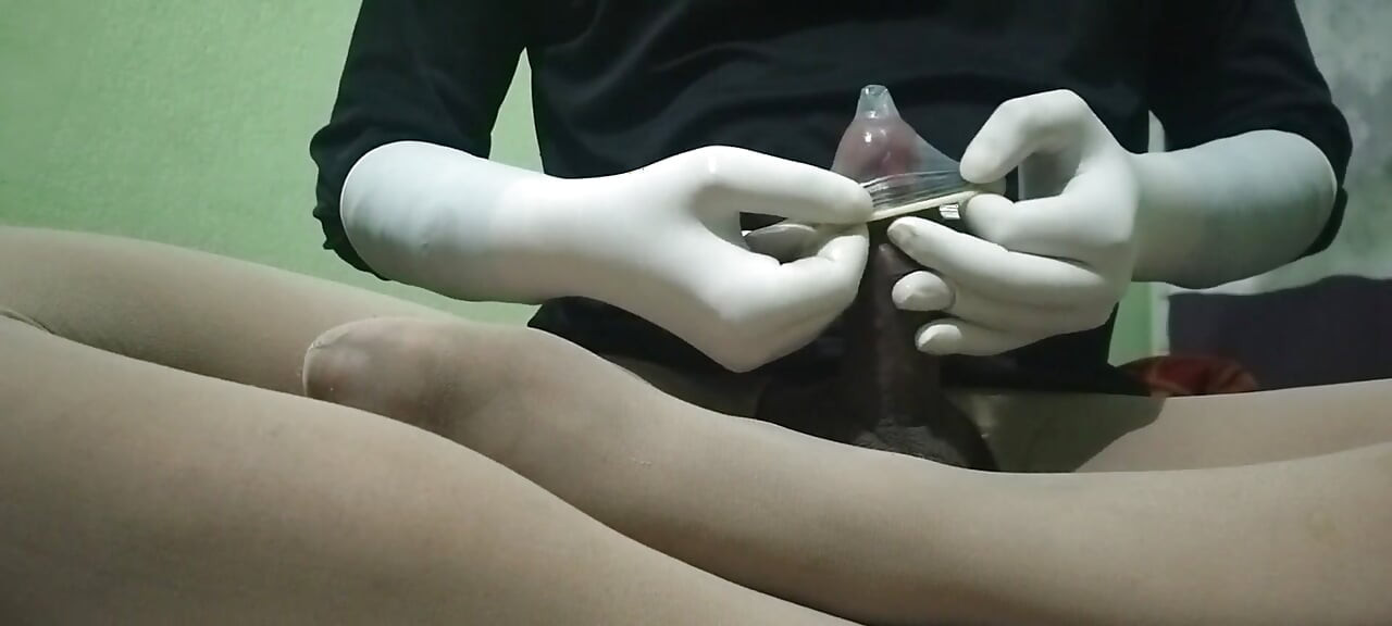 ถุงมือผ่าตัดน้ําแตก