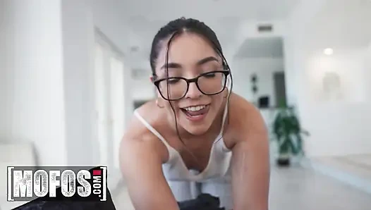 Mofos - si seksi madison wilde dan pacarnya berisiko kepergok ngentot bayang-bayang di ruang tamu