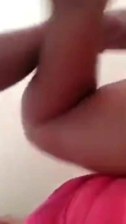 Schlüsselmoment von "freund meines cuckolds fickt mich den ganzen tag und ich habe meinen cuckold gespritzt, um den schwanz zu säubern und meine muschi zu lecken"