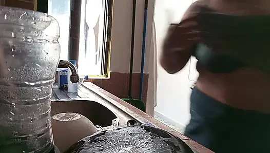 Kayınvalide mutfakta sutyenle temizlik yapıyor