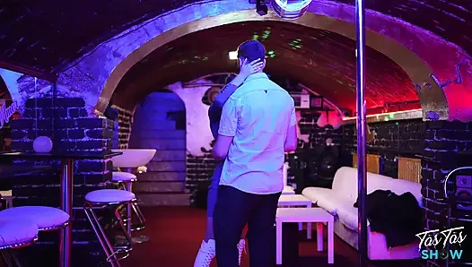 Ich habe meine stiefschwester in einem Swingclub an ihrem Geburtstag überrascht - full HD episode