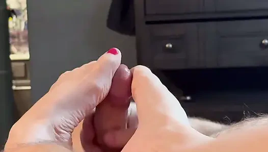 Üstsüz evli kadın ayakla muamele çekiyor