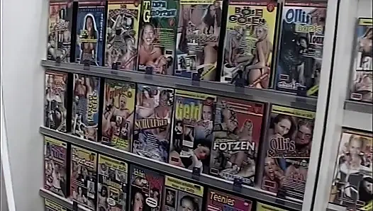 Sarışın video dükkanında üç adam tarafından sikiliyor ve sakso çekiyor