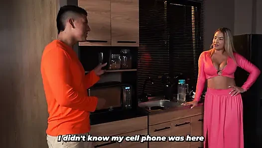 Eine vollbusige blondine weiß, wie groß der schwanz des ehemanns ihrer schwester ist, also beschließt sie, es zu versuchen