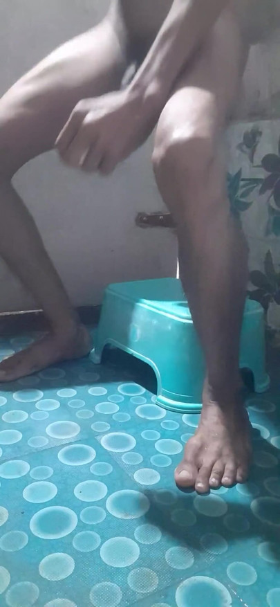 Kamar mandi ngentot pria India di kamar mandi