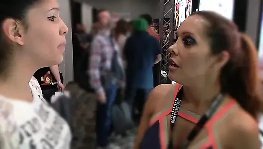 Seksi model Jordana ona boşalanı alıyor