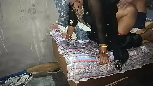 Ateşli yengem odamda tamamen mastürbasyon yaparken beni yakaladı