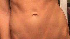 Gadis telanjang bugar kurus menunjukkan vaginanya dari dekat