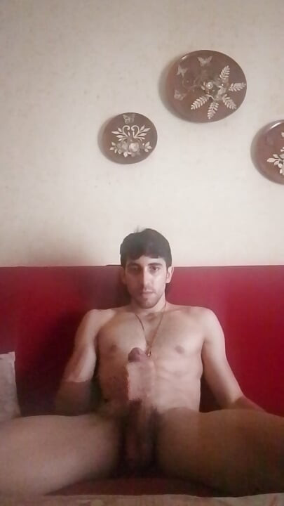 Kontol besar muncrat di atas meja