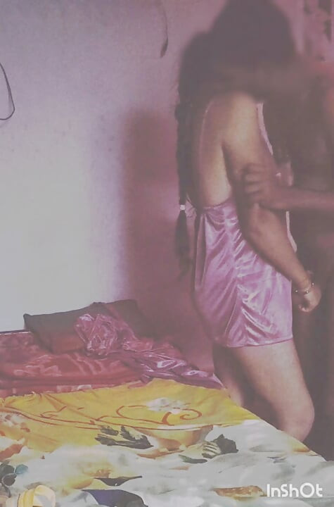 Chica india en noche con novio