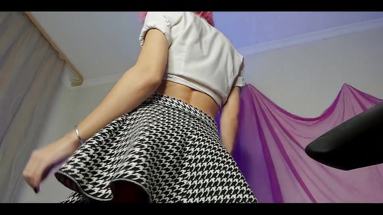 Voliš li mi zaviriti ispod suknje?