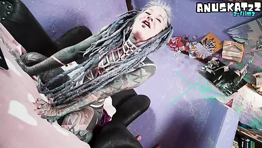 Альт-девушка с полной насадкой сходит с аналом с ума перед камерой, трах с живой игрушкой в задницу