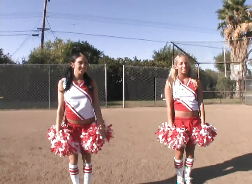 발정난 치어리더 쓰리섬: 핑거링과 트리플 홀 자지 두근 두근