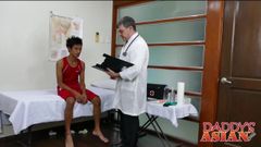 Доктор папочка измеряет твинковую задницу пациента своим членом