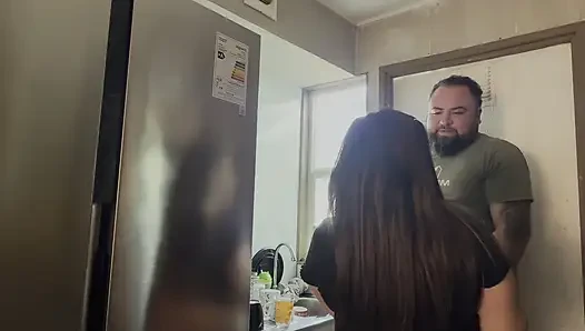 Ich wollte von meinem stiefvater gefickt werden, während er seine tasse wäscht