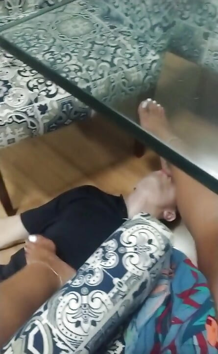 עבד רגליים מתחת לשולחן