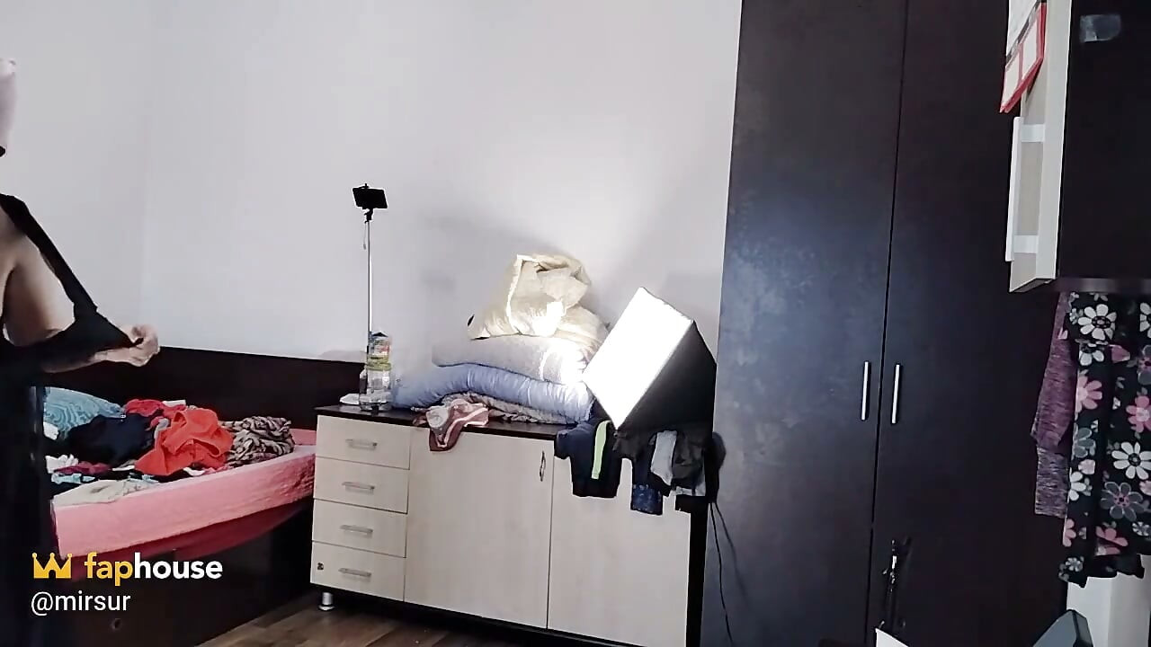 Seksi latin deniyor ve kıyafetlerini kesiyor