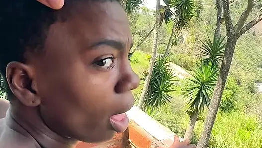 Новое лицо - Mina Caramelo! Посмотри, как Мина принимает большой белый член глубоко в рот и дает ее чернокожую киску сзади. и сперма на лице!