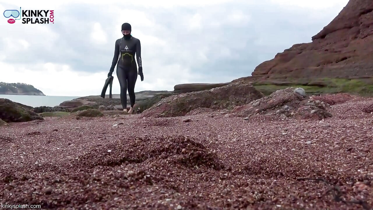 Wetsuit Giantess azdırmak için küçük bir oyuncak buluyor