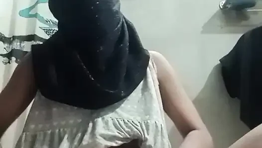 Gadis imut india lagi asik masturbasi memek sempitku di rumah saudara tiriku