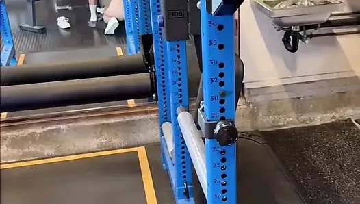 Sevimli Asyalı sportif kız Chloe Lin büyük yarak eğitmeni tarafından sikiliyor