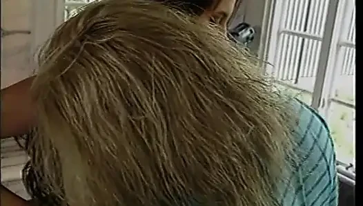 Azgın hatun büyük bir direğin ıslak amını sikiyor
