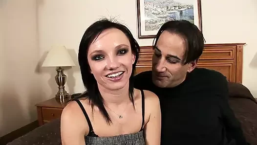 Frisches geiles mädchen mit dunklen haaren liebt es, es in die zu nehmen