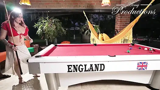 Kızıl saçlı ateşli evli kadın riskli bir bilardo masası karşılaşması için büyük zenci bir yabancıyla tanışıyor
