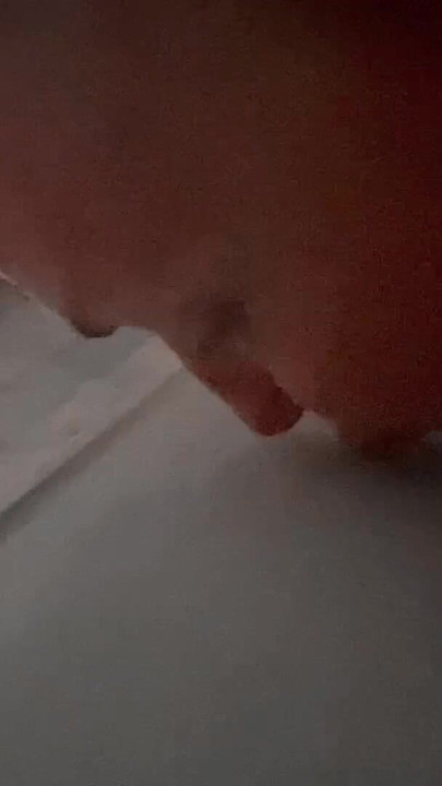 Reina de la orina bebe su orina fuera del mostrador de la cocina | Clip 3