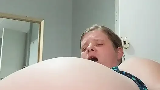 Ev hanımı ıslanıyor ve anal seks yapıyor