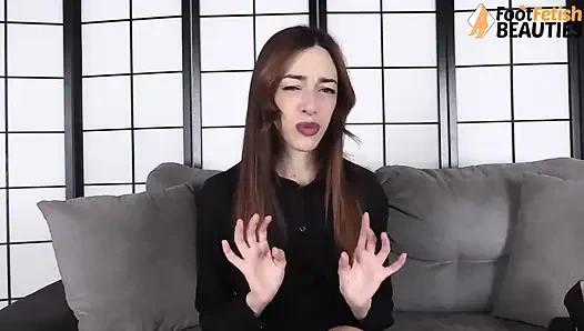 Spielerisches necken zeigt ihre verschiedenen schuhe, die sie auf ihren schönen füßen tragen kann