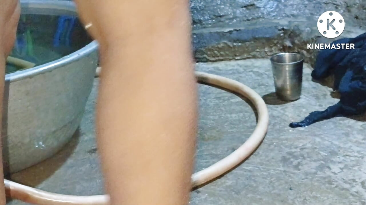 Bhabhi with kaun kaun nahane ko tayar hai