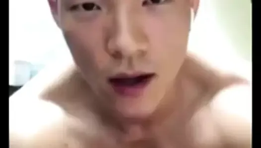Un mec coréen musclé avec des abdos sexy et du sperme