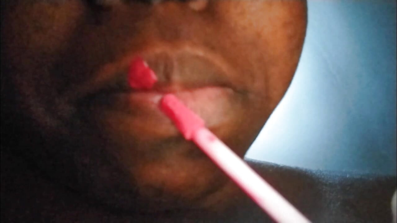 Lass uns sehen, wie tief meine finger gehen Teen (18+) schiebt ihre finger in ihre kehle.