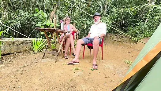 Geiles Luder bläst einen Fremden und reitet ihn auf dem Campingplatz.