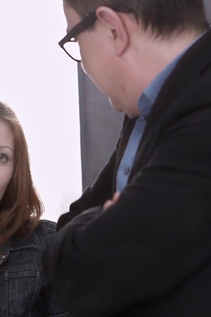 Tess verführt ihren trickreichen alten lehrer und er fickt sie gut