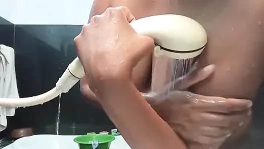 Hintli genç kız büyük tahta dildoyla sert sikişiyor ve yüksek sesle inliyor
