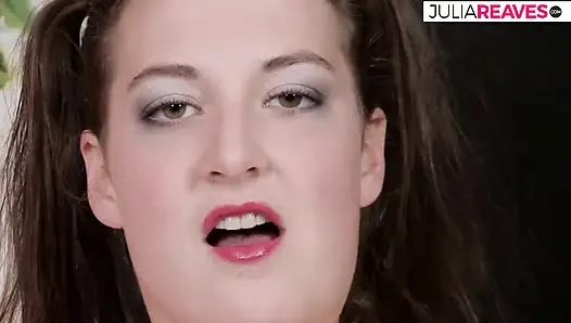 Pelacur pirang mengerang saat dia membelai klitoris dengan mainan seks