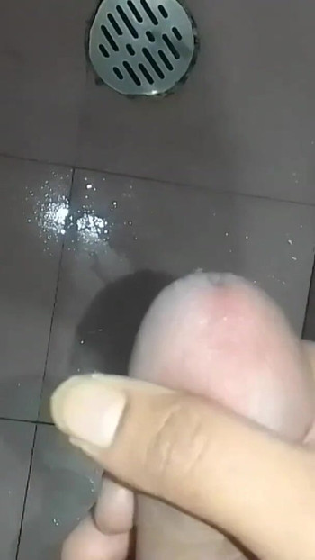 来自“德西学校男孩做新风格的处理，以获得在她手中的操逼测试”的迷人时刻
